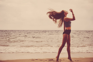 Naklejka premium Portrait of young woman wearing bikini on the tropical beach