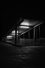 Beleuchtete Auffahrt eines Parkhauses bei Nacht (schwarzweiß)