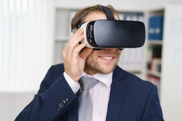 unternehmer mit vr brille