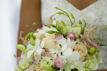 bouquet da sposa colorato con dietro sposa in bianco