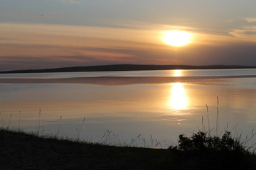 Obraz premium the setting sun reflected in the pond