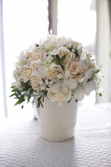 Bouquet sposa color chiaro dentro vaso bianco con sfondo finestra