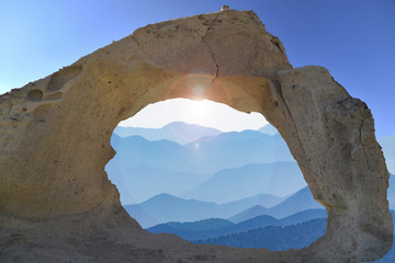 delikli kayadan sıradağlar manzarası