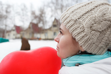 The woman keeps the inflatable balloon in the wood