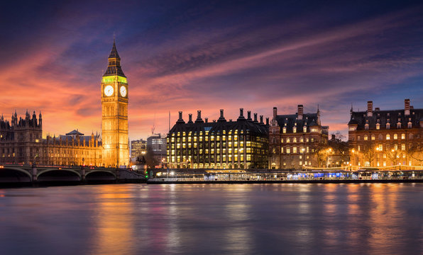 Sonnenuntergang hinter dem Big Ben und der City of Westminster in London