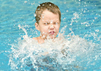 Fototapeta na wymiar boy in swimming pool