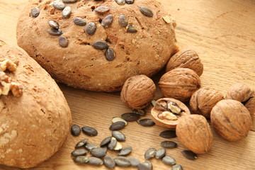 Frisches Brot mit Kürbiskernen