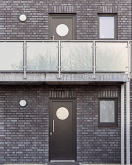 Eingangstüren in einem Mehrfamilienhaus