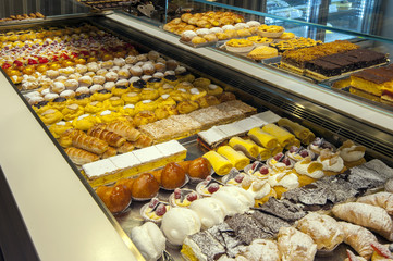 banco pasticceria con dolci
