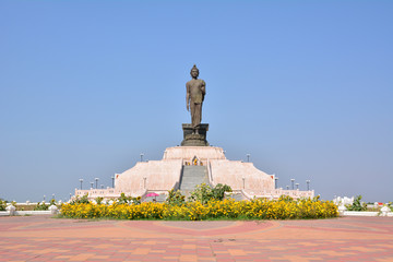 Obraz premium Big standing Buddha statue landscape under the sky