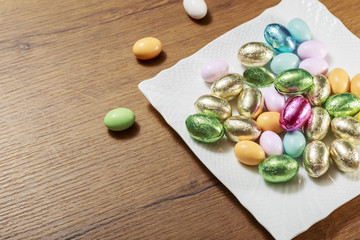 Ovetti di cioocolato su sfondo marrone