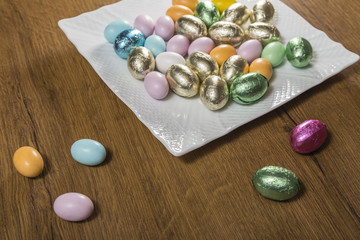 Ovetti di cioocolato su sfondo marrone