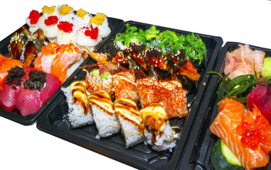 comida variada japonesa expuesta en bandeja