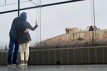 Cercles muraux Monument artistique Young couple take picture with a mobile the Acropolis in Athens.