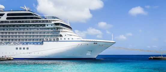 Cruise ship  © Nancy Pauwels