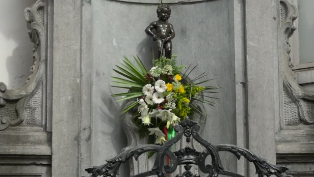 manekken pis with flowers in brussels