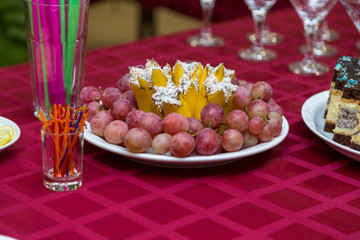 Fototapeta premium Grapes and bananas on a plate