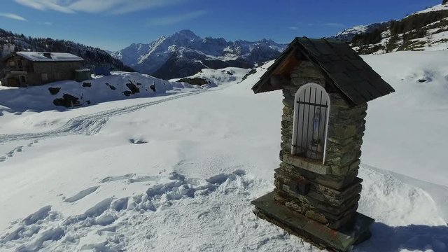 Cappelletta di montagna in inverno, Valmalenco, Italy