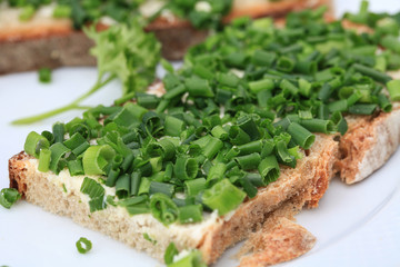 Brot mit Butter und Schnittlauch Röllchen