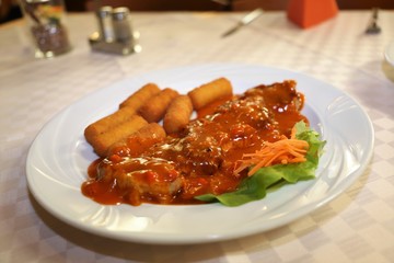 Griechischer Spieß mit Kroketten und Soße