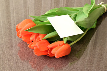 Piękny bukiet czerwonych tulipanów wraz z listem  - obrazy, fototapety, plakaty