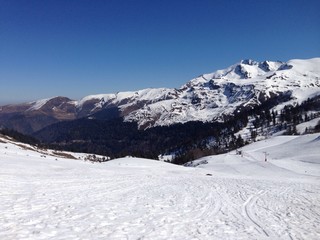 Fototapeta na wymiar station de ski Beaucens Pyrénées