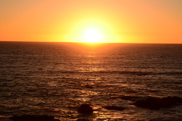 atardecer naranja con mar