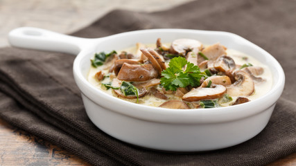 Rahmchampignons - mushrooms with cream sauce