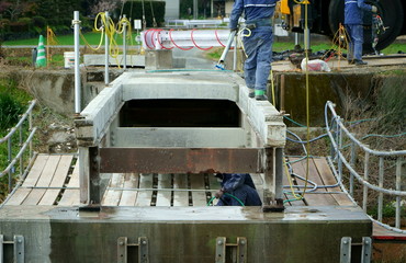 河川改修拡張に伴う橋の撤去工事