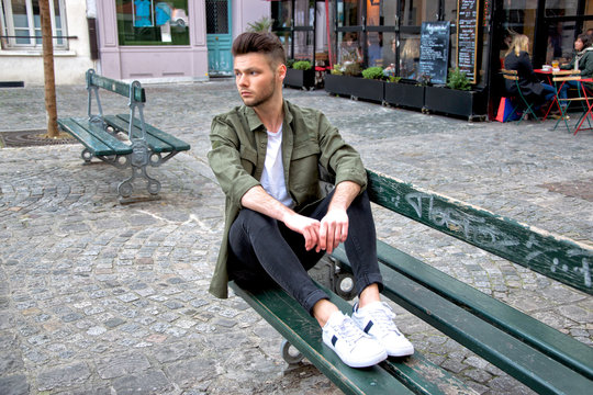 Jeune homme seul sur un banc
