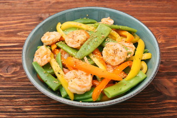 Snow pea salad with shrimps and pepper