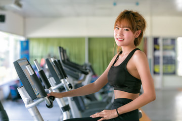 Fototapeta na wymiar Asian young woman in sport wear doing sport in gym.