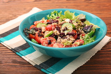 Tuna salad with beans, tomatoes and cucumber