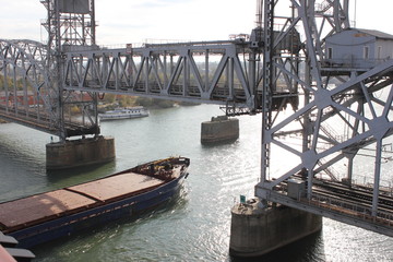 Fototapeta na wymiar railway metal bridge across the river