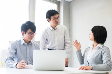 ビジネスシーン ミーティング