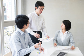 ビジネスシーン ミーティング