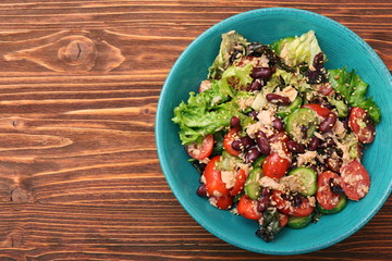 Tuna salad with beans, tomatoes and cucumber