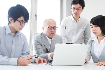 ビジネスシーン ミーティング