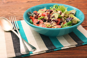 Tuna salad with beans, tomatoes and cucumber