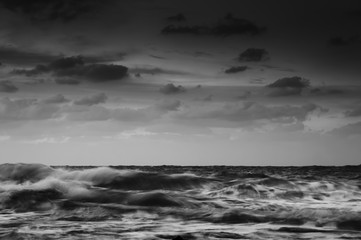 longue exposition de la côte de la mer. paysage noir et blanc