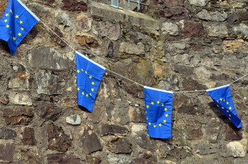 Europafähnchen vor Mauer © christiane65