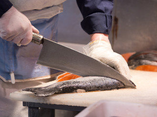 塩鮭を切る