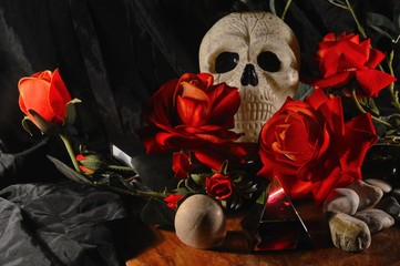 Teschio e rose rosse