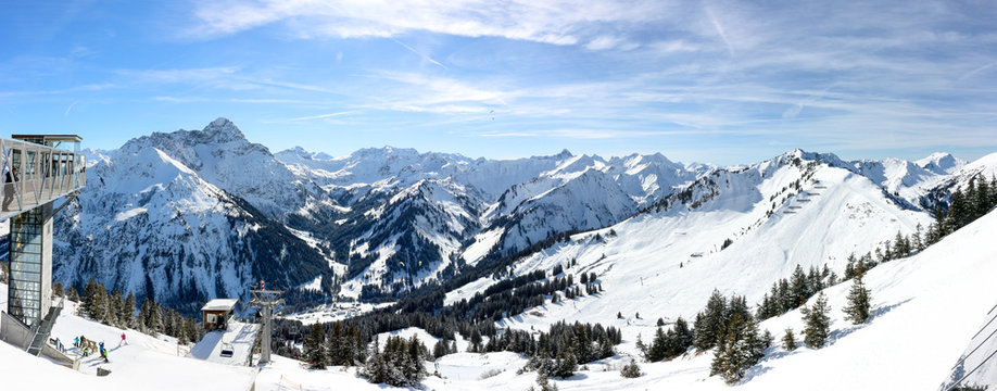 Panorama des kleinen Skigebietes am Walmendinger Horn im Talschluss des Kleinwalsertals