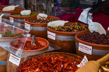 olieven und tomaten auf dem Markt