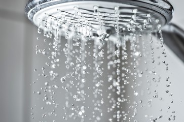 Naklejka na ściany i meble Wasserstrahl aus einem Duschkopf im Badezimmer