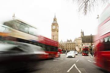 Verkeer in de stad Centraal Londen, lange blootstellingsfoto van rode bus in beweging, Big Ben op achtergrond