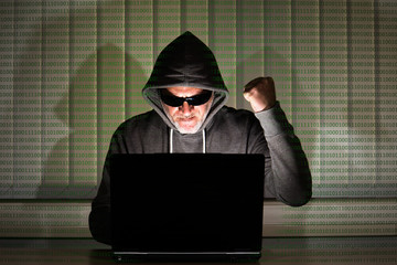 Hacker am Laptop