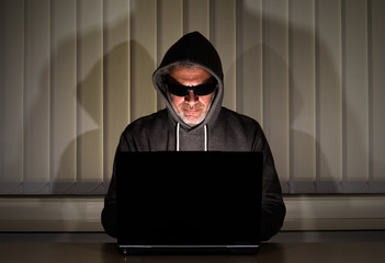 Hacker am Laptop
