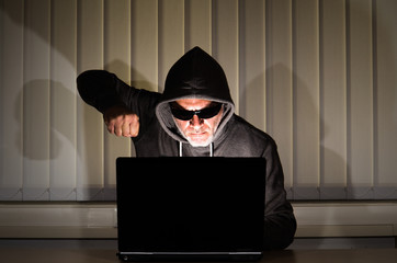 Hacker am Laptop